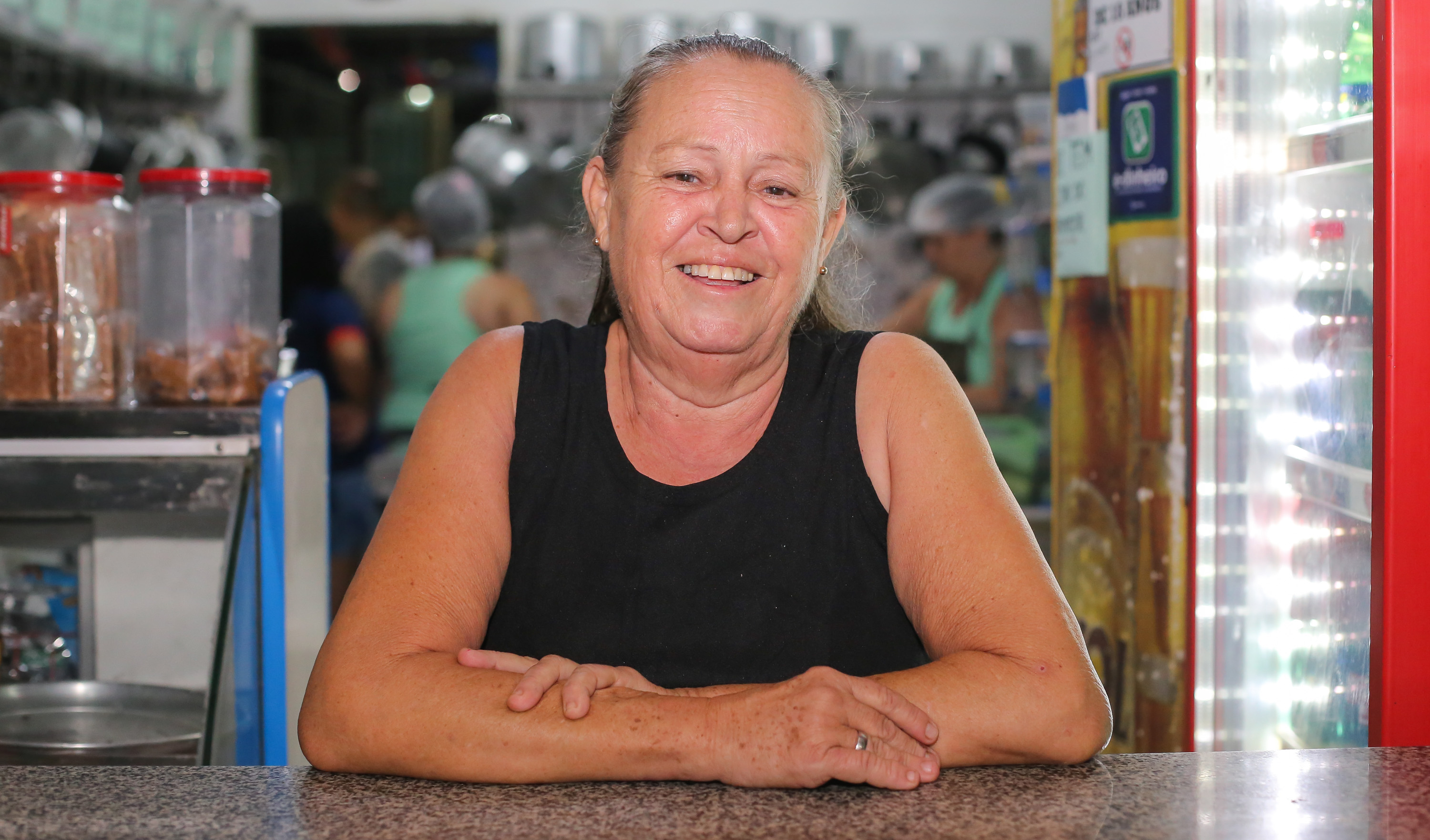 mulher posa para foto sorrindo